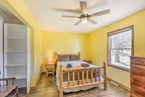 Ένα ή περισσότερα κρεβάτια σε δωμάτιο στο Mears Abode with Pool Access, Near Silver Lake!