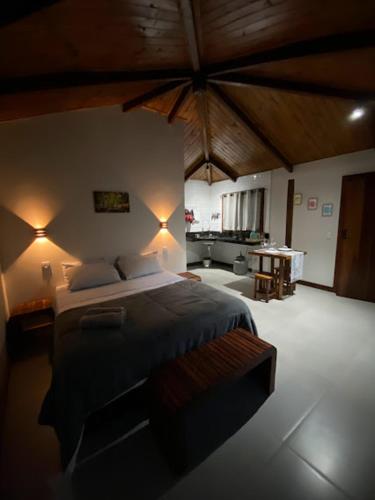 um quarto com uma cama grande num quarto em Chalé Lírio do Campo em Ouro Preto