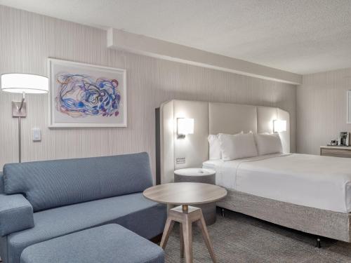 Giường trong phòng chung tại Crowne Plaza Indianapolis-Airport by IHG