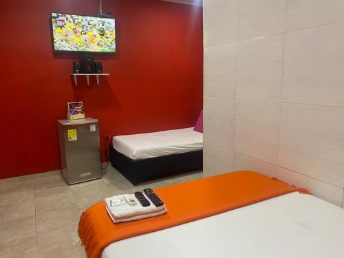 a small room with a bed and a tv at Hotel la Sierra Riohacha I in Ríohacha