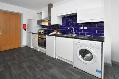 Η κουζίνα ή μικρή κουζίνα στο Smithfield Apartments by YourStays - Gated Apartments with private car park in City Centre