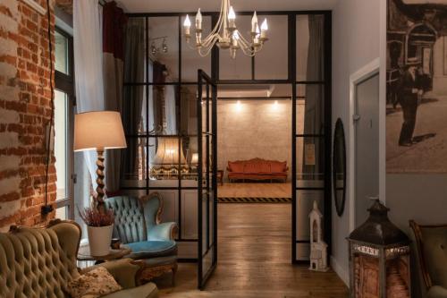 um quarto com um corredor com uma sala de estar em Apartament Atłasowy by Good Time em Lódź