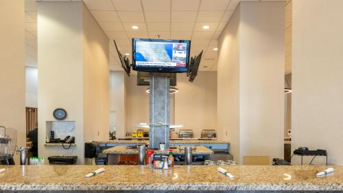 TV a/nebo společenská místnost v ubytování Holiday Inn Phoenix-Mesa Chandler by IHG
