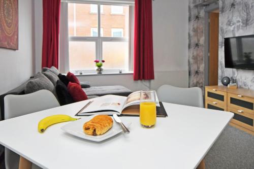 Μια τηλεόραση ή/και κέντρο ψυχαγωγίας στο Smithfield Apartments by YourStays - Gated Apartments with private car park in City Centre