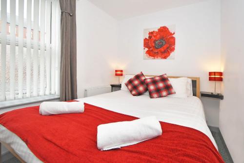 Ένα ή περισσότερα κρεβάτια σε δωμάτιο στο Smithfield Apartments by YourStays - Gated Apartments with private car park in City Centre