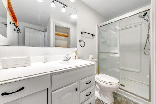 een witte badkamer met een toilet en een douche bij Climbing Ivy Cabin in Newland