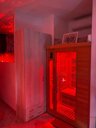 una stanza con una gabbia con luci rosse di Sweetlove Spa a Terracina