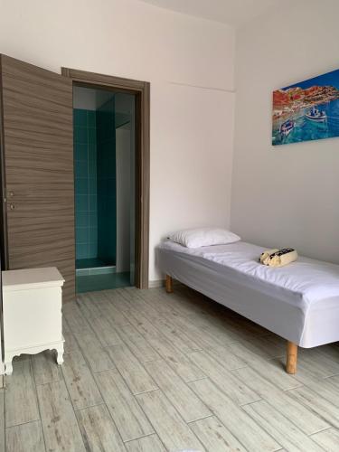 a bedroom with a bed and a glass shower at Hayeks Villa in Daratso
