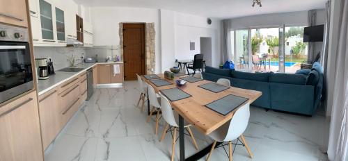 a kitchen and living room with a table and a couch at Hayeks Villa in Daratso