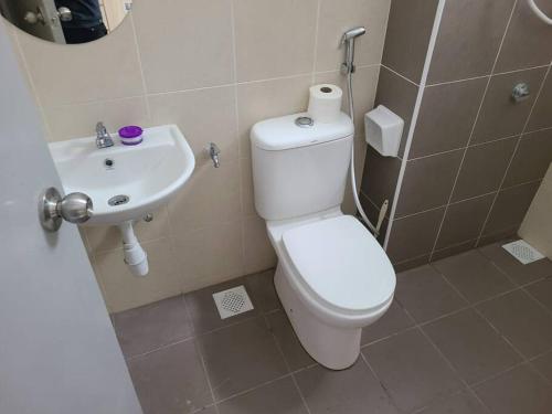 uma casa de banho com um WC e um lavatório em NEW Desaru pengerang sebana cove 15pax RAPID MINI ZOO em Pengerang