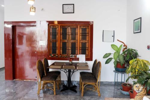 ein Esszimmer mit einem Tisch und Stühlen in der Unterkunft Khajuraho Glory Homestay in Khajurāho