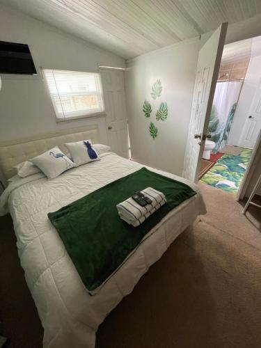 a bedroom with a large bed with towels on it at Habitacion Centrica Calle 8 Miami (2) in Miami