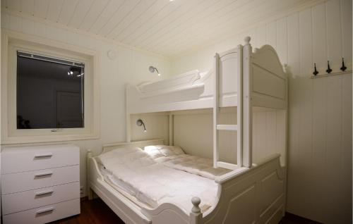 een slaapkamer met een wit stapelbed en een spiegel bij Cozy Apartment In Fister With Wifi in Fister