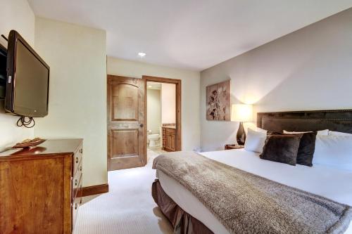 The Vail Collection at the Ritz Carlton Residences Vailにあるベッド