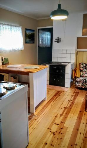 cocina con encimera y suelo de madera en Stuga i Furudal (nära Rättvik), en Furudal