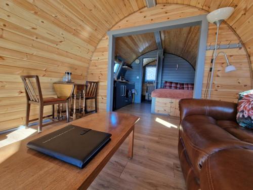 奧尼赫的住宿－Dalrigh Pod，客厅配有沙发和桌子