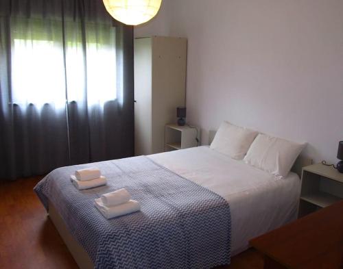 1 dormitorio con 1 cama y 2 toallas blancas en Private Pool & House - Serenity Villa, en Ansião