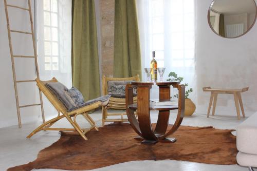 サルラ・ラ・カネダにあるHôtel particulier de Monméjaのリビングルーム(テーブル、椅子、鏡付)