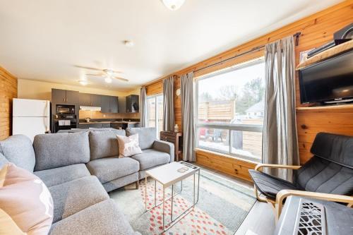 a living room with a couch and a tv at Oakview Lodge & Marina in Algonquin Highlands