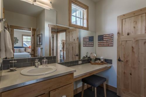 Bilik mandi di LakeView Landing #16 with Carriage House