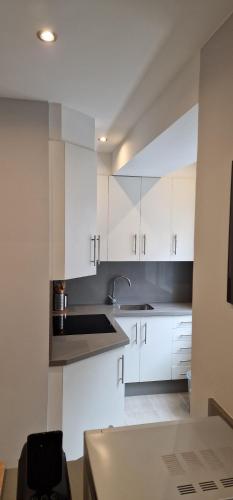 a kitchen with white cabinets and a sink at Fantástico apartamento, cerca de todo, para disfrutar de la ciudad in A Coruña