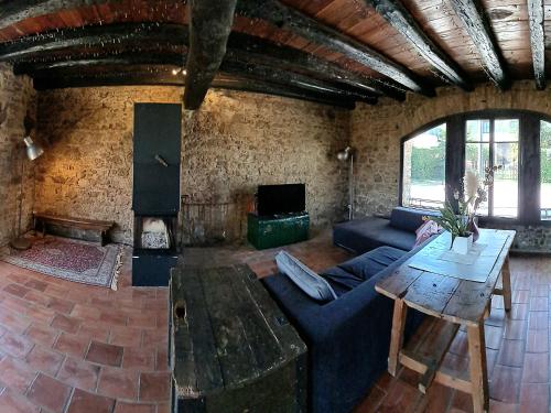 a living room with a couch and a table at B&b 500' in Nogaredo