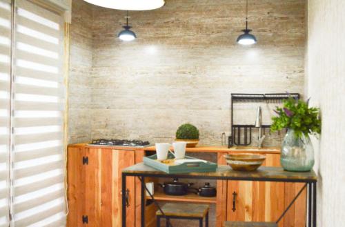 uma cozinha com uma mesa e uma bancada em AzulZenLodge em Paine