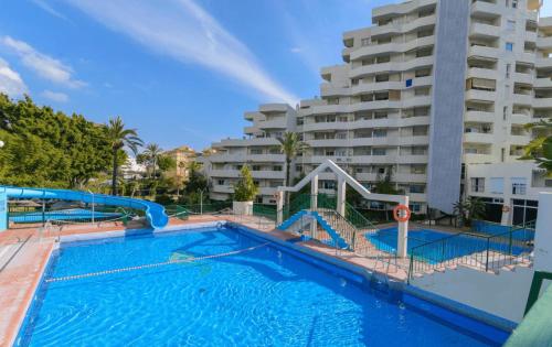 uma piscina em frente a um grande edifício em Benalbeach Penthouse Sea View em Benalmádena