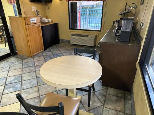 a kitchen with a table and chairs and a counter at Cozy Garden Inn in Richmond