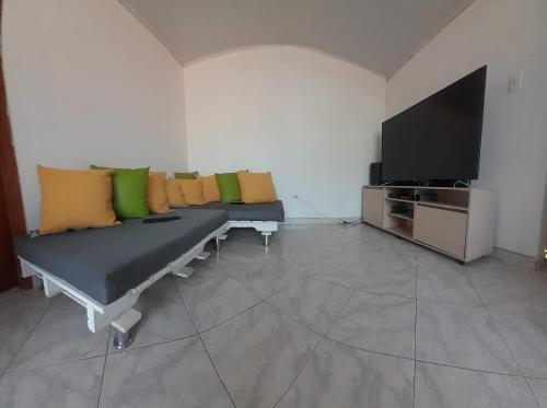 ELVIAJERO HOSTAL في بوبايان: غرفة معيشة مع أريكة وتلفزيون بشاشة مسطحة