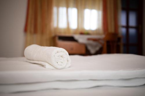 Postel nebo postele na pokoji v ubytování AQUA Thermal Apartmanház II.