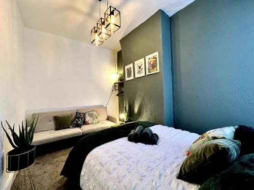 Een bed of bedden in een kamer bij *Hot* Fantastic 3/4 Beds Town House in Anfield Stadium