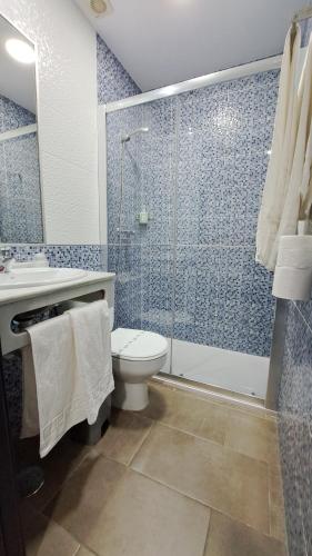 コニル・デ・ラ・フロンテーラにあるHostal Maria Joseのバスルーム(シャワー、トイレ、シンク付)