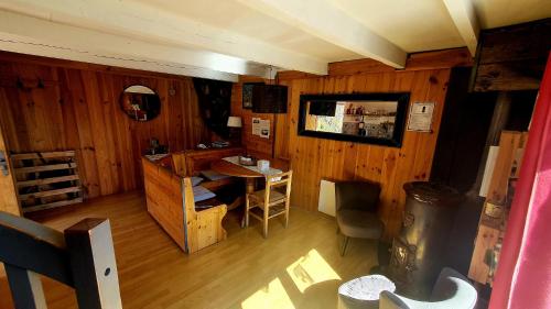widok z góry na pomieszczenie z drewnianymi panelami i stołem w obiekcie Chalet Les 3 Flocons Roure w mieście Roure