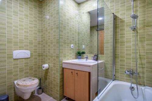 uma casa de banho com um lavatório, um WC e um chuveiro em Sunny and Bright Corcovada, T1 with Large Terrace, Albufeira em Albufeira