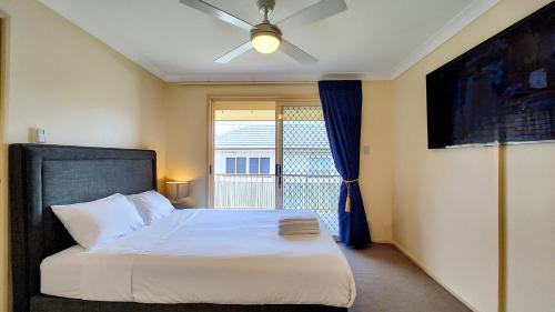 1 dormitorio con 1 cama grande y ventana en Grand Central Apartment en Toowoomba