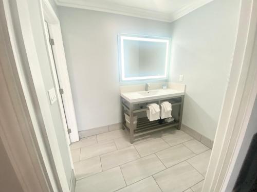 a bathroom with a sink and a mirror at Lone Oak Lodge in Monterey