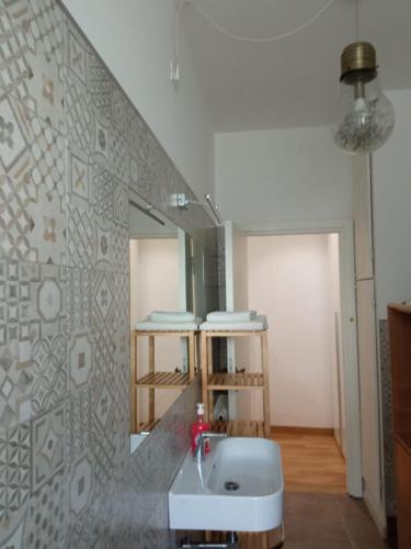 y baño con lavabo y espejo. en Forte Sangallo Home en Civita Castellana