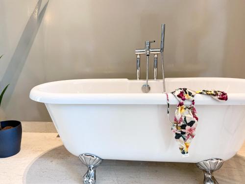 Bagno di Royalty Suites Psyrri