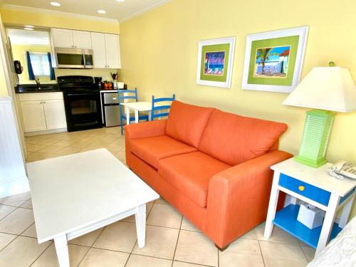 Island Inn of Atlantic Beachにあるキッチンまたは簡易キッチン