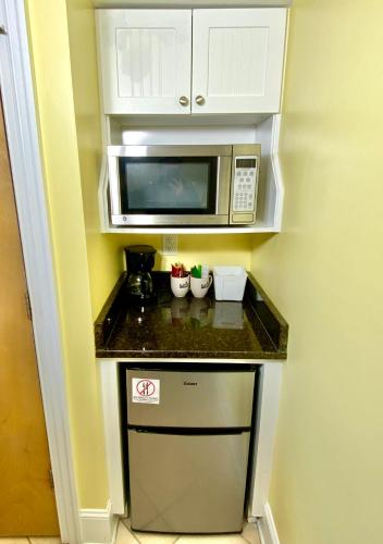 Island Inn of Atlantic Beachにあるキッチンまたは簡易キッチン