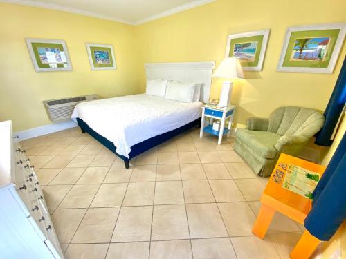 Island Inn of Atlantic Beachにあるベッド
