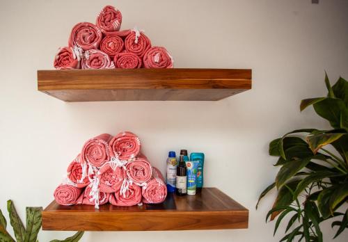 a shelf with a bunch of roses on it at Hotel Por Que No? in Uvita