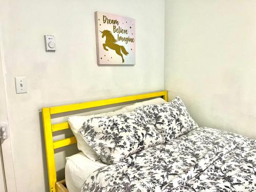 Ένα ή περισσότερα κρεβάτια σε δωμάτιο στο Private Room with Ensuite Bathroom 10 Minutes Walk to University of Washington