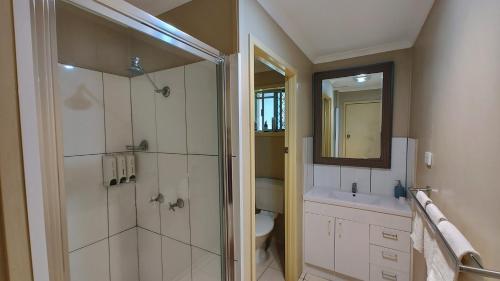 y baño con ducha, aseo y lavamanos. en 2 Bedroom 3 Bed Villa Inner City, en Toowoomba