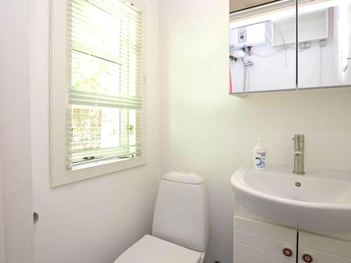 Ένα μπάνιο στο 5 person holiday home in Vejby-By Traum