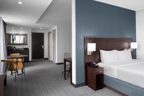 克利夫蘭的住宿－康提亞德克利夫蘭尤尼沃斯提索克酒店，酒店客房配有一张床、一张书桌和一间厨房。