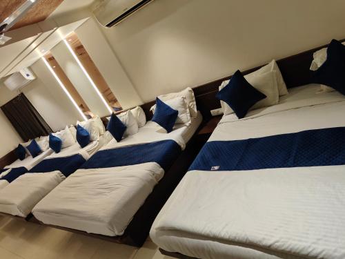 Katil atau katil-katil dalam bilik di Hotel Anand Palace