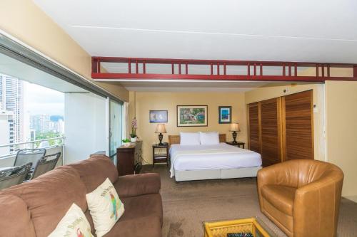 een hotelkamer met een bed en een bank bij Ilikai Tower 1323 City View 1BR in Honolulu