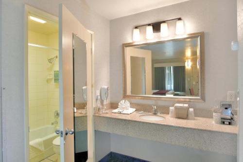 Lamplighter Inn & Suites at SDSU Image